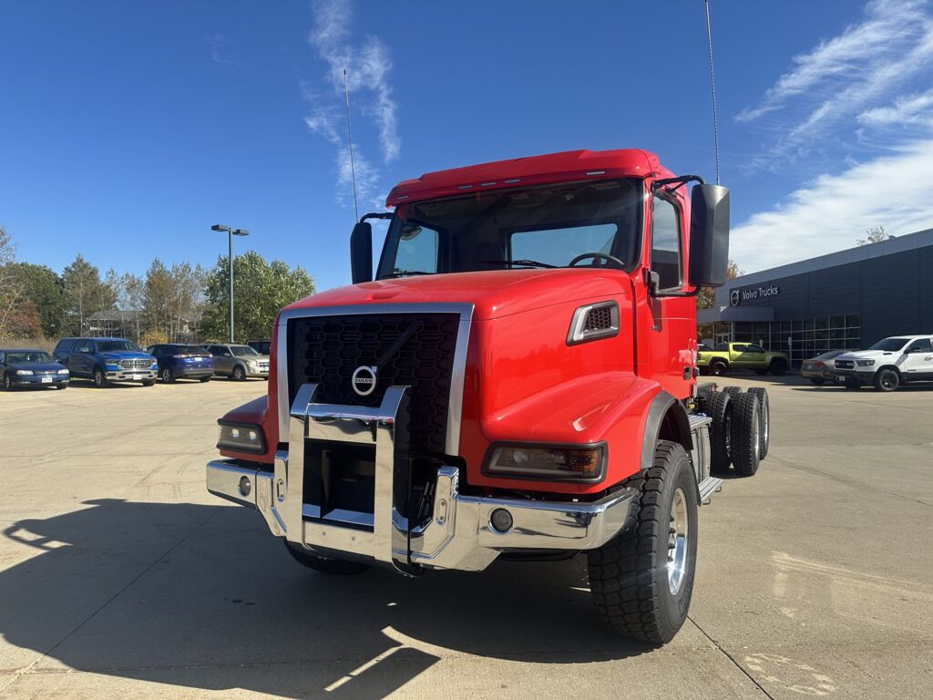 2025 VOLVO VHD64B