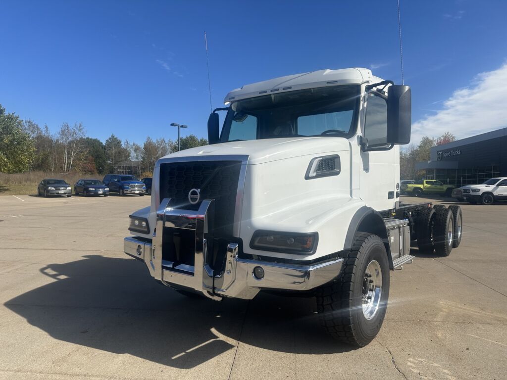 2025 VOLVO VHD64B