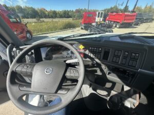 2025 NEW VOLVO VHD64B 2136851-14