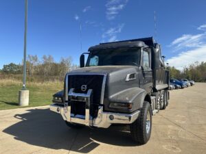 2025 VOLVO VHD64B