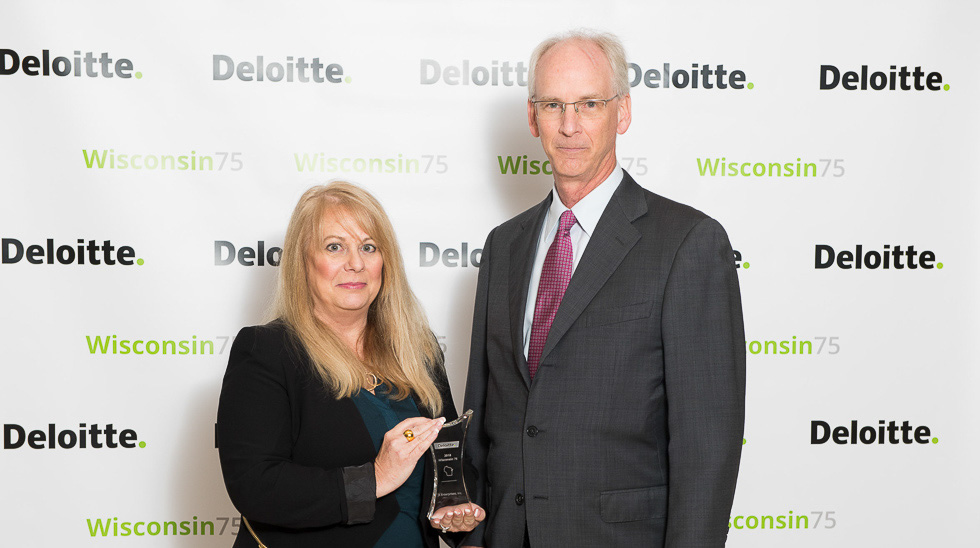 JX employees receiving Deloitte award